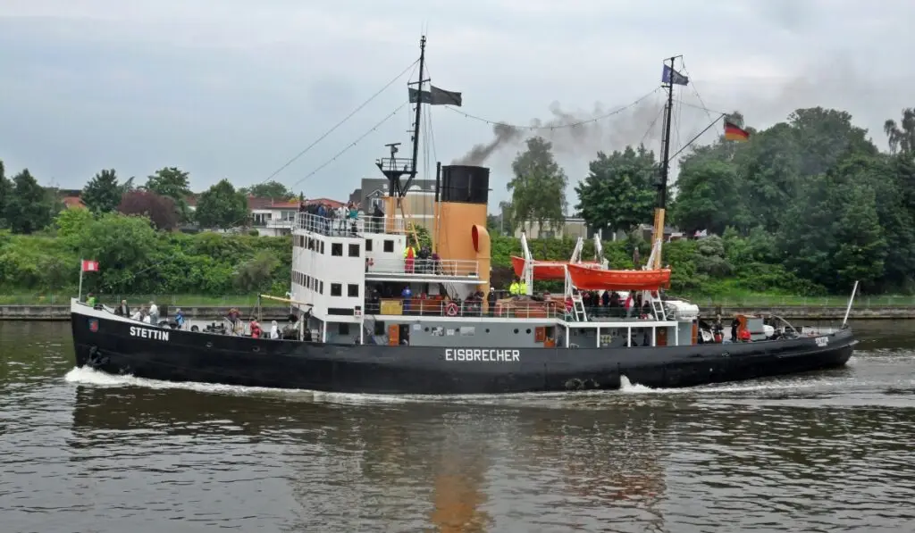 SS Stettin at speed on a river.